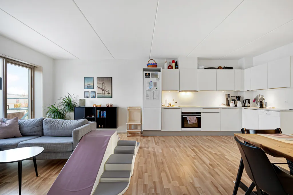 Elutuba - 4-Bed Apartment with Balcony in Tranders Have