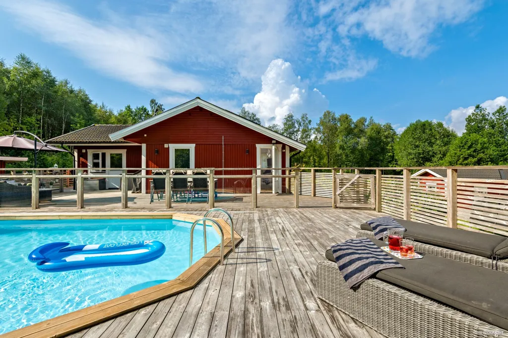 Bassein - Villa with Pool in Borås