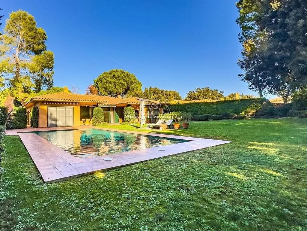 Piscine - Luxury Villa with Golf Views in Navata
