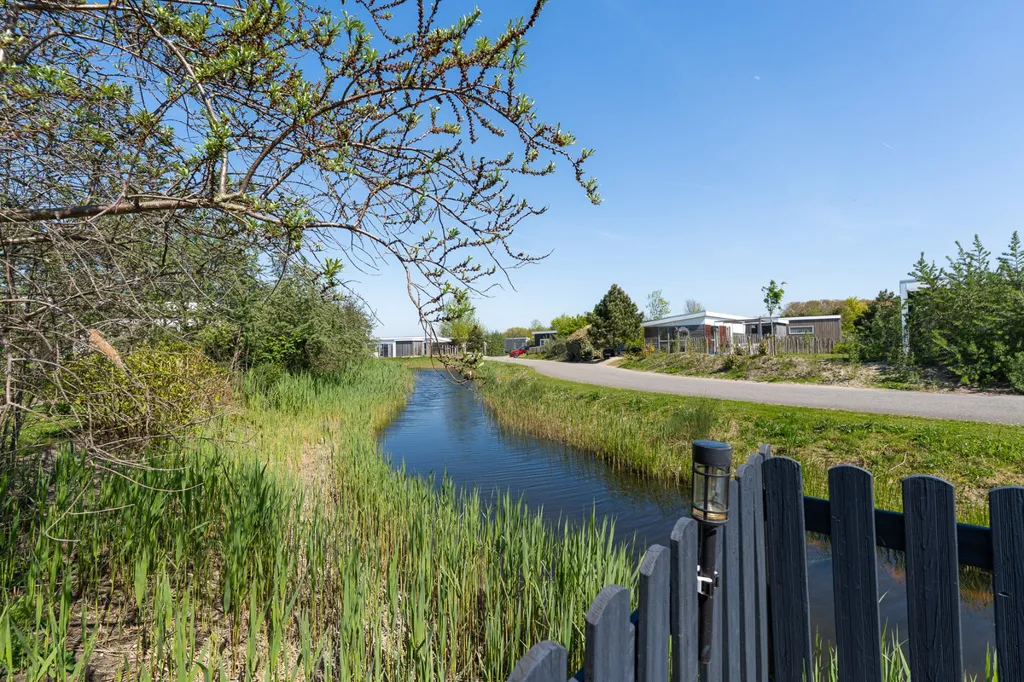 Aed - Chalet with Waterfront Access in Hellevoetsluis