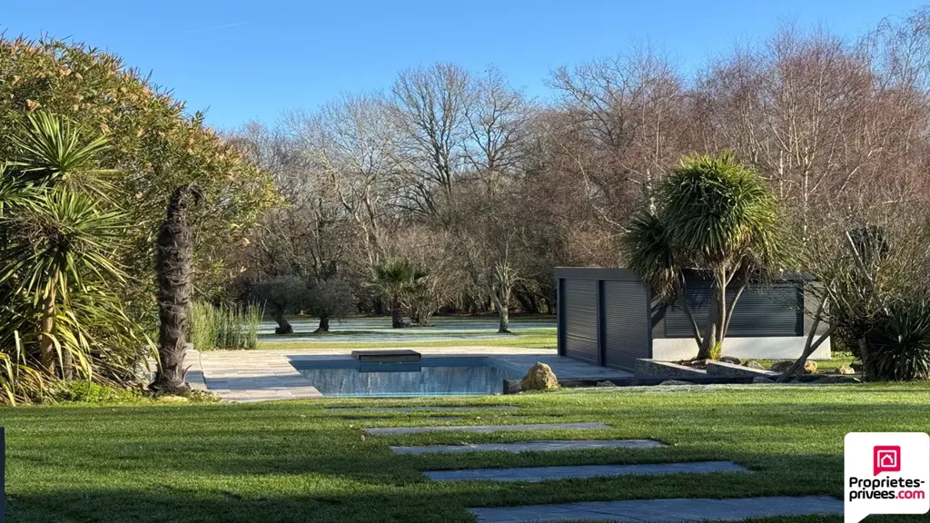 Jardin - Maison d'Architecte avec Piscine à Salleboeuf