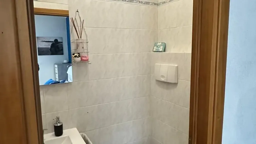 Salles de bain - Bright 3-Bed Flat with Balcony in Capraia e Limite