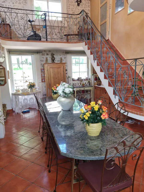 Söögituba - Large Property with Garden in Bruyères-le-Châtel