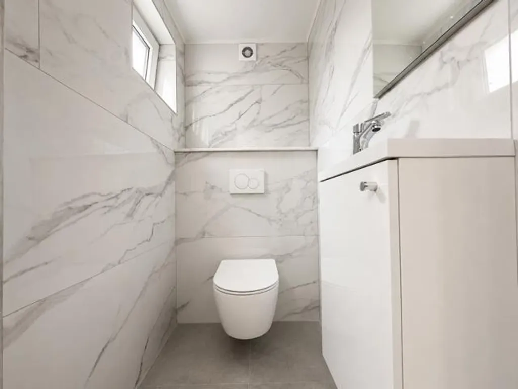 Salles de bain - Maison Rénovée avec Terrasse à Seraing