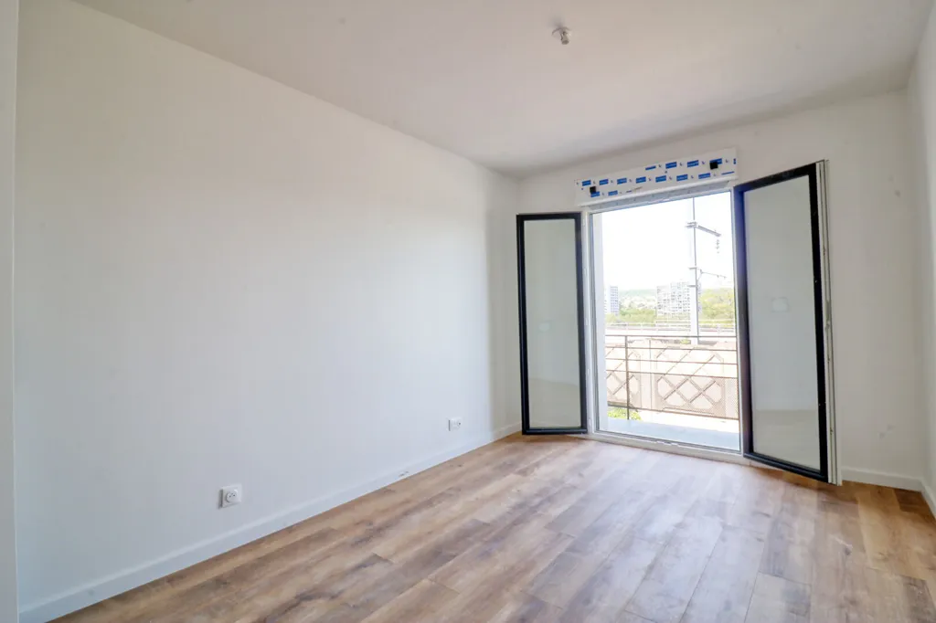 Rooms - Family Home with Balcony in Antony