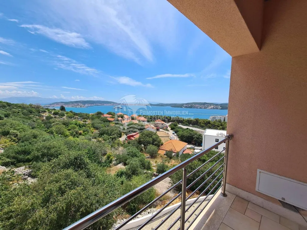 Rõdu - Penthouse with Sea View near Trogir