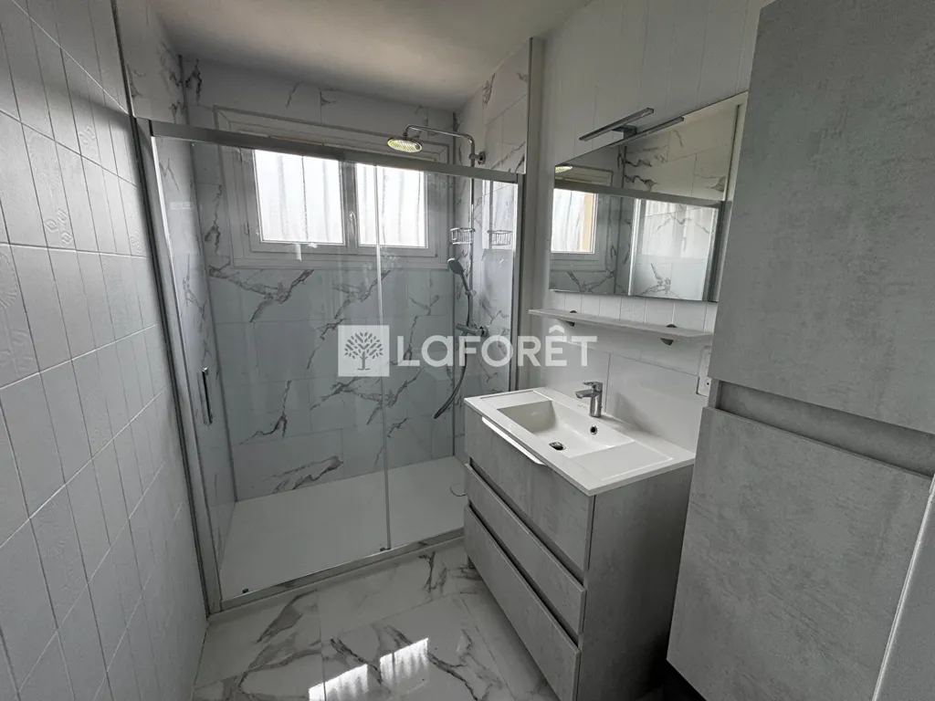Salles de bain - Maison Rénovée avec Jardin à Corancez