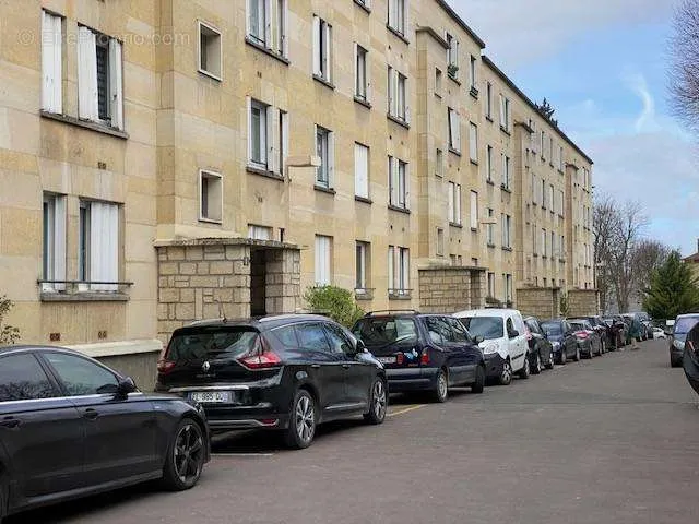 Välivaade - Stone Building Flat with Park View in Clichy-Sous-Bois
