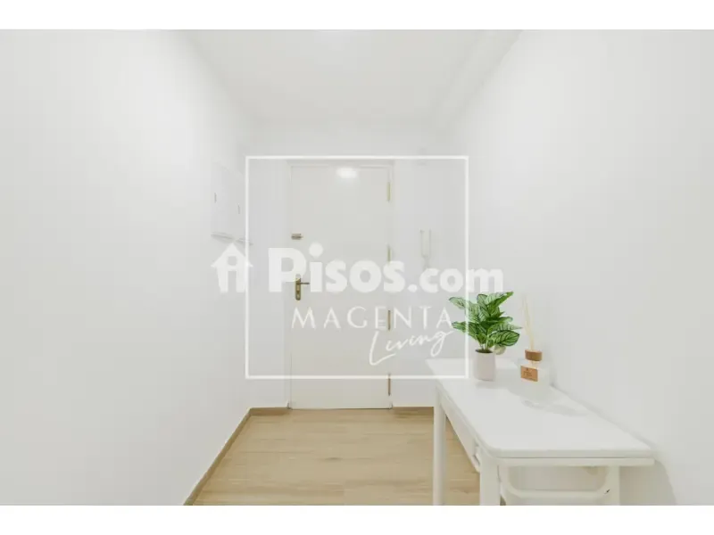 Esik - Bright Studio with Balcony in Murillo Street