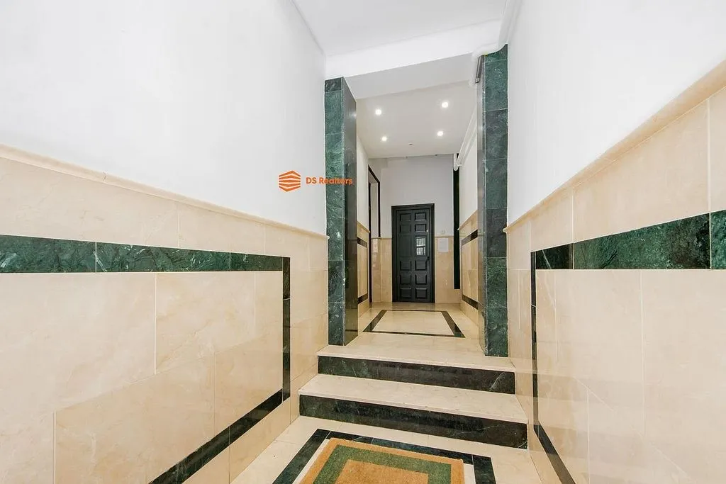 Entrée - Luxury Apartment with Rustic Elegance in Madrid
