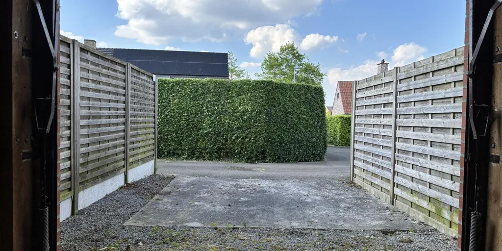 Extérieur - Maison Rénovée avec Garage à Tiegem