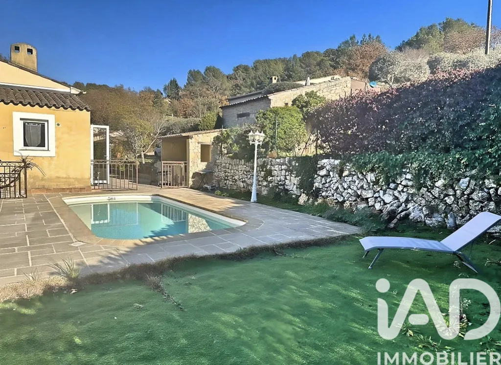 Piscine - Maison Traditionnelle avec Piscine à Grasse