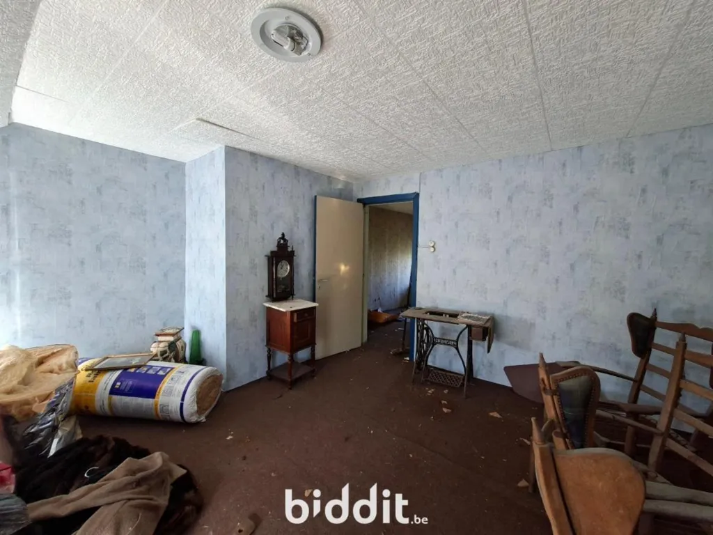 Chambres - Maison à Rénover avec Jardin dans un Cadre Vert à Sambreville