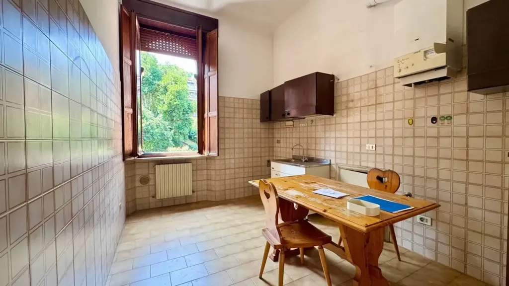 Sala da pranzo - Classic-Style Trilocale with Courtyard View in Ancona