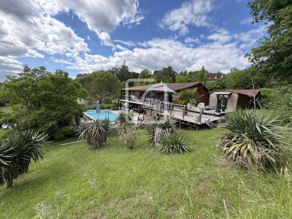 Aed - Wooden Estate with Panoramic View near Saint-Céré