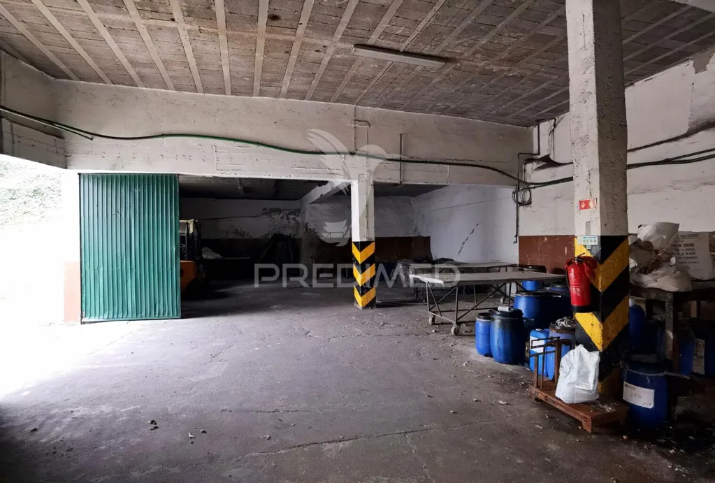 Garaaž - Industrial Warehouse with Solar Exposure in Vila Moreira