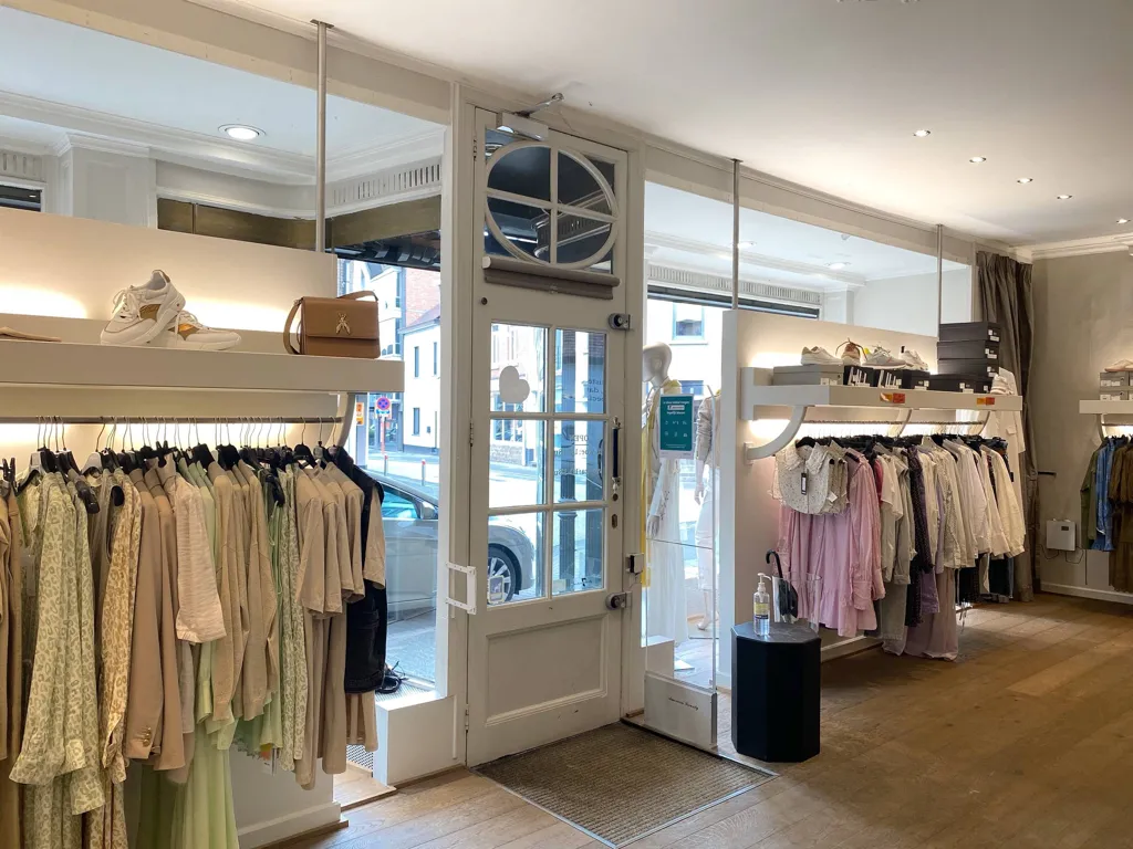 Pièces - Local Commercial avec Grandeur dans le Centre de Beringen