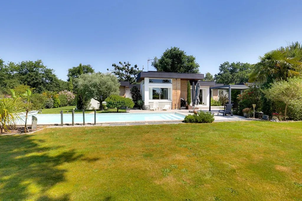 Garden - Architectural Villa with Pool in Labatut