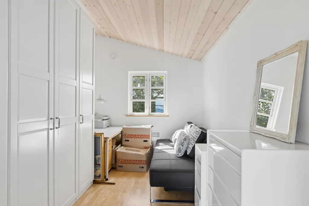 Pièces - Holiday Home with Private Beach in Køge