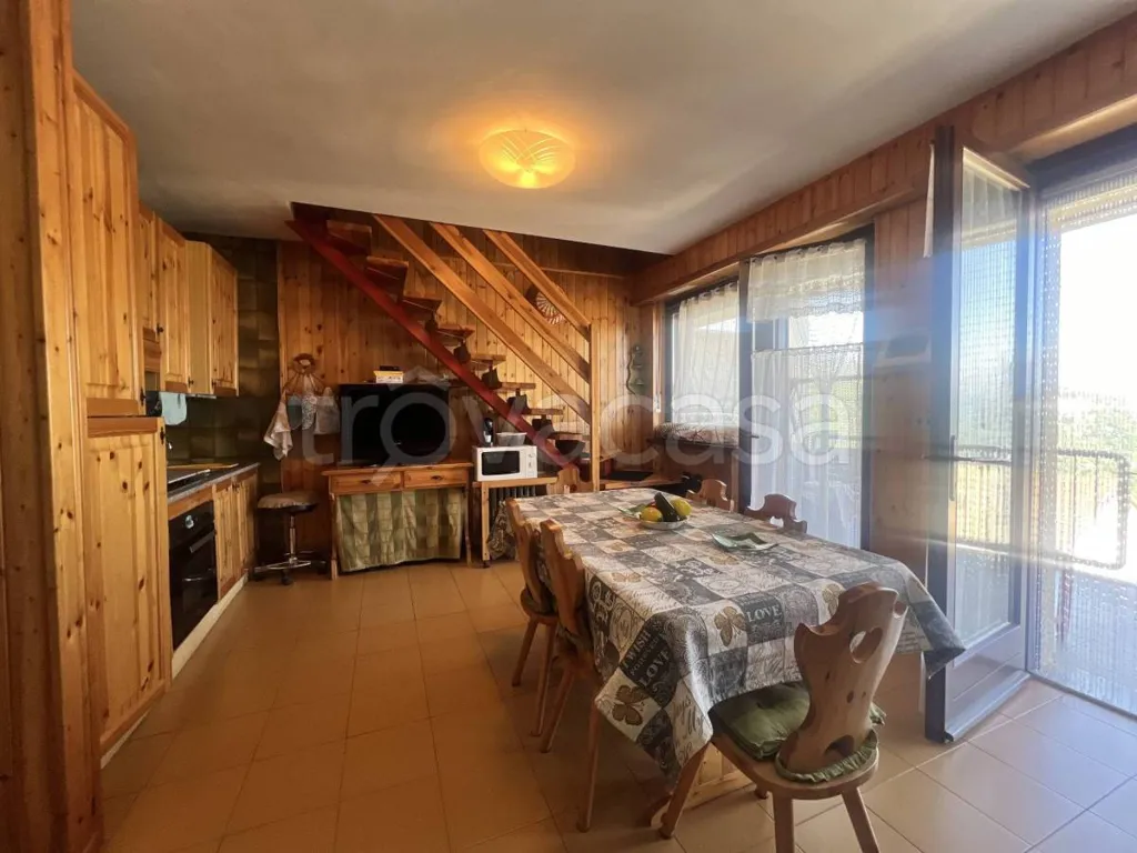 Söögituba - Armed Apartment with Panoramic View in Bagnolo Piemonte