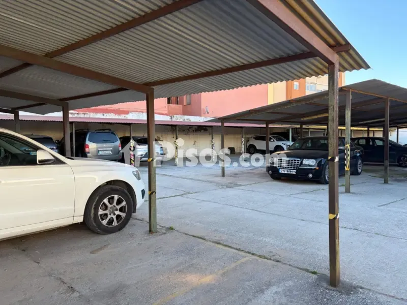 Garage - Solar with Parking in La Línea Centre