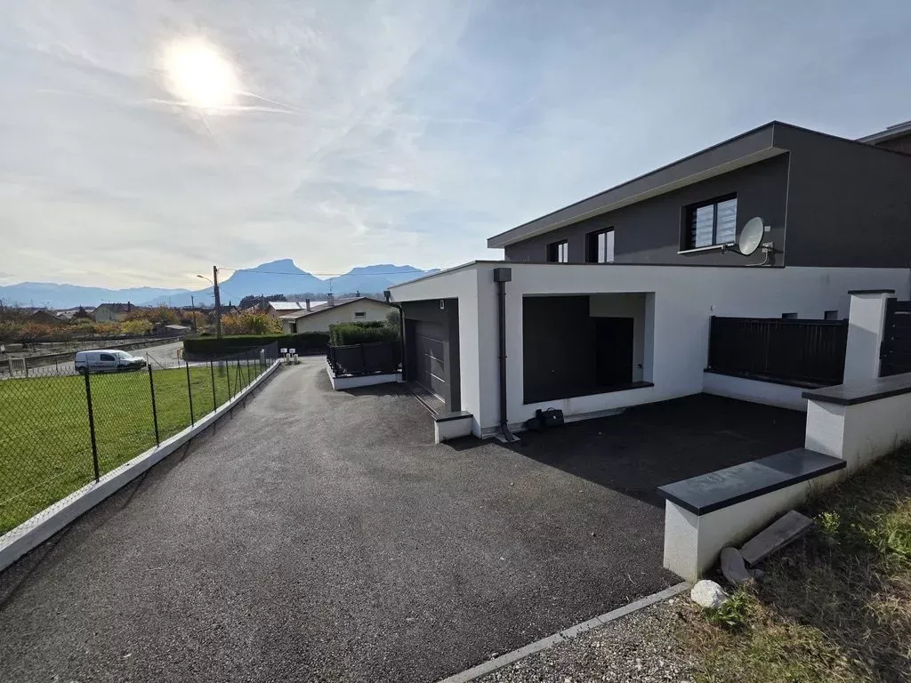 Extérieur - Maison de Grand Standing avec Piscine et Vue Montagne