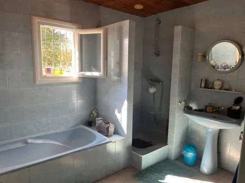 Salles de bain - Maison avec Dépendances et Terrain à Luxé