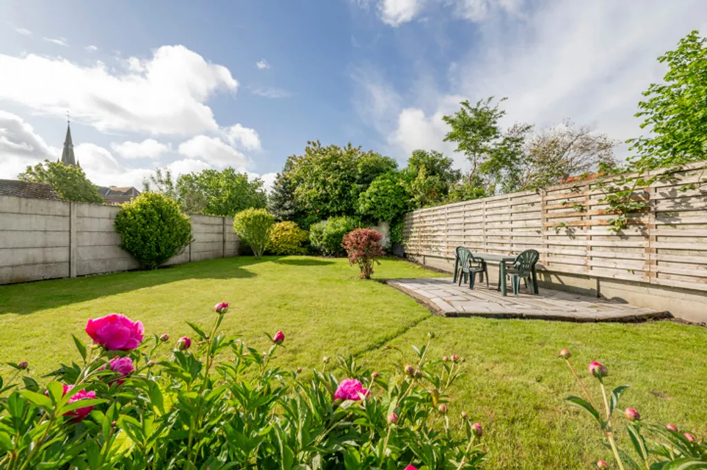 Jardin - Maison Plain Pied avec Jardin et Garage à Hensies