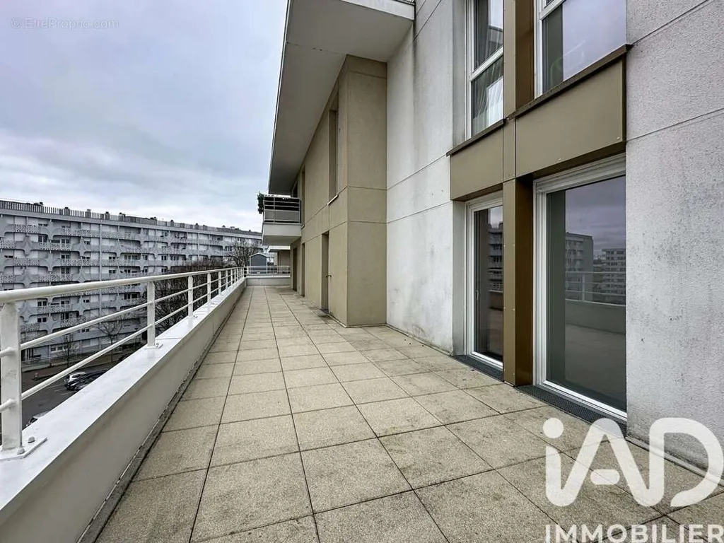 Rõdu - Apartment with Large Terrace in Chelles Centre