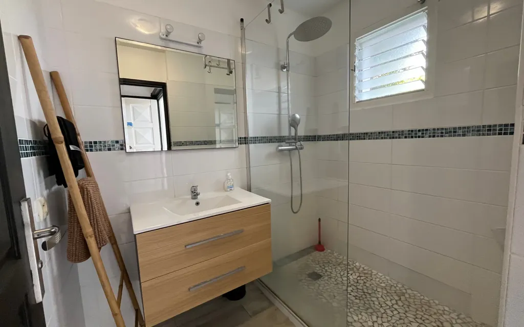 Salles de bain - Appartement Meublé avec Piscine à Saint-François