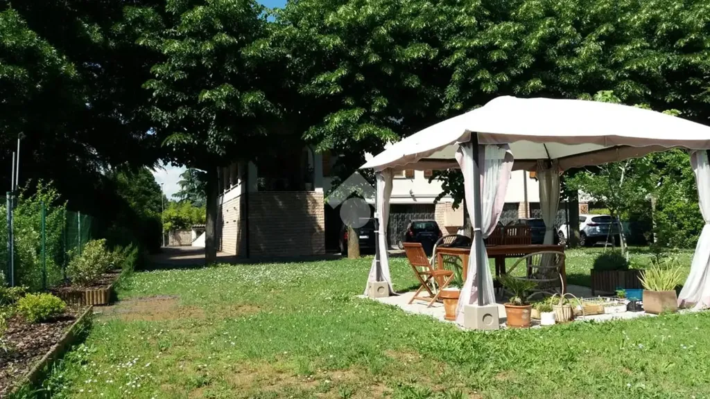 Jardin - Spacious Apartment with Private Courtyard in Castelnuovo Rangone