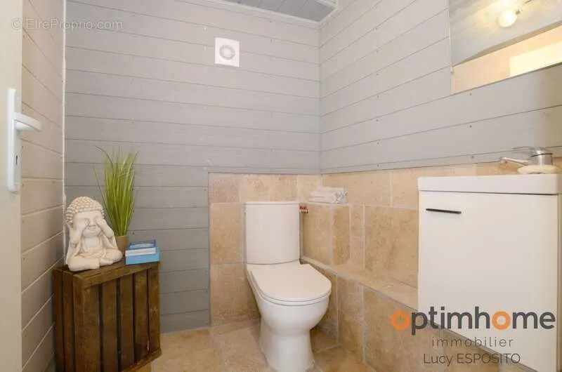 Salles de bain - Ferme Rénovée avec Grand Jardin à Cherves-Châtelars