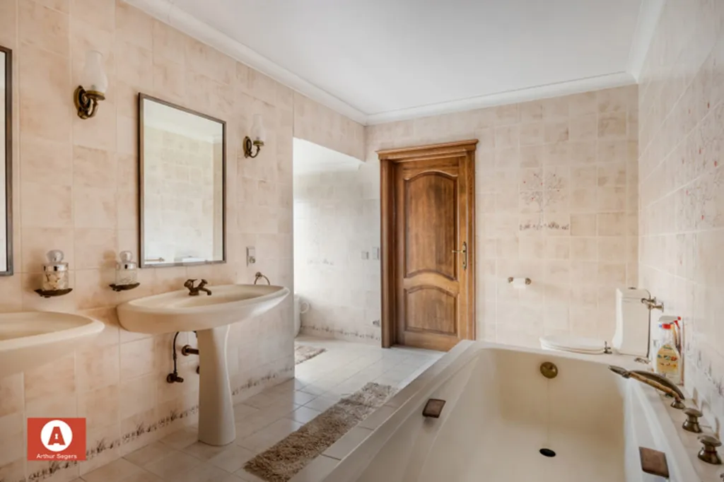 Vannitoad - Spacious Villa with South-East View in Opstal