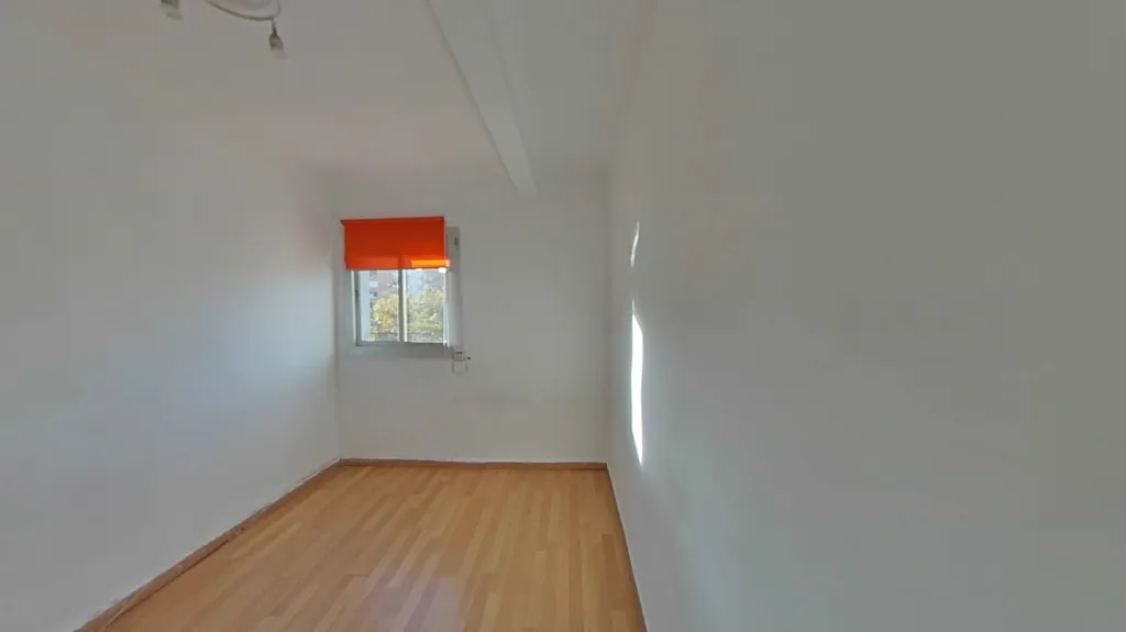 Pièces - Flat with Parquet Floors in Badalona