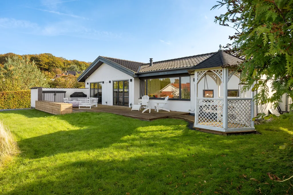 Giardino - Modernised Villa with Sjælsø View in Ravnsnæs