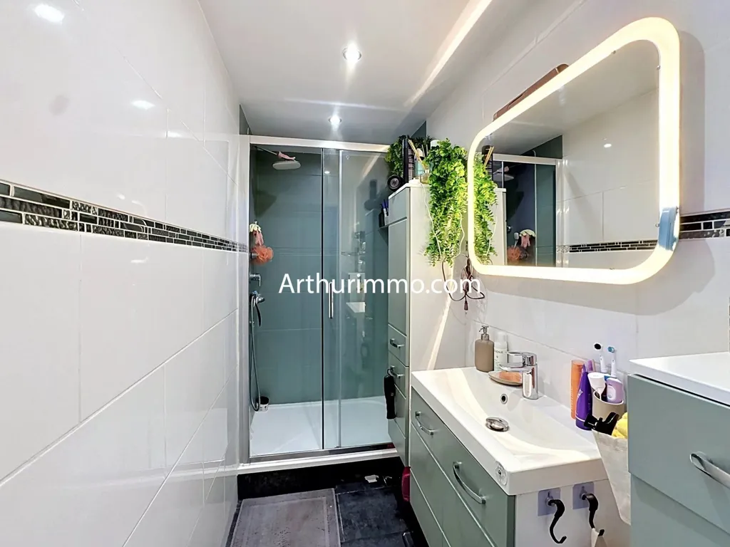 Bathrooms - 4-Piece Apartment with Balcony in Créteil