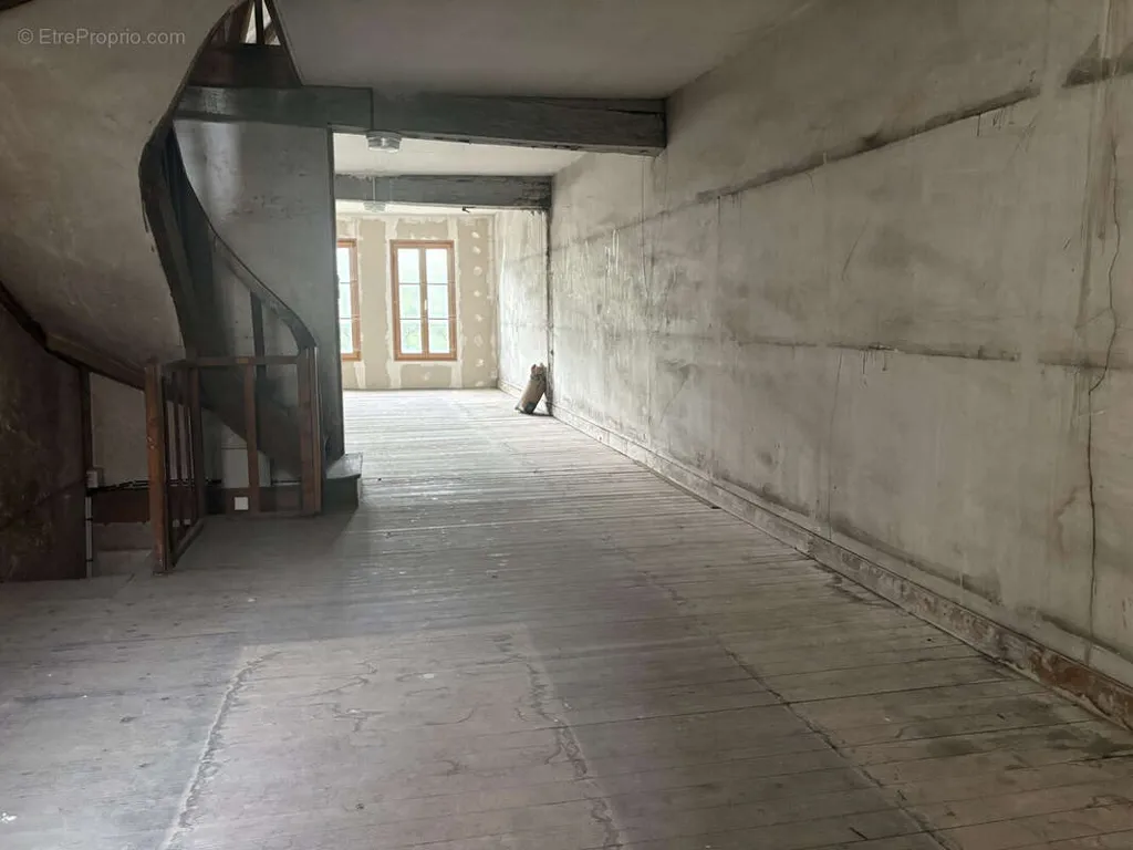 Rooms - Historic Commercial Building in Troyes Centre