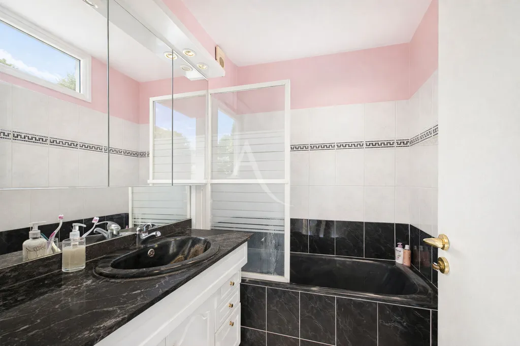 Vannitoad - Apartment with Balcony in Créteil