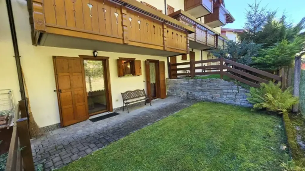 Aed - Rustic Trilocale with Private Gardens in Aprica
