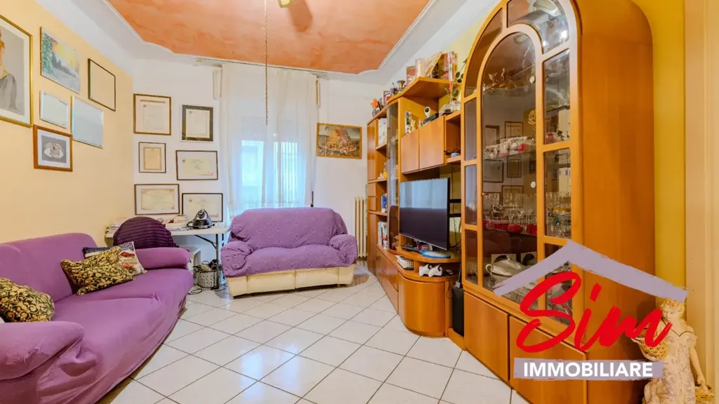 Séjour - Third Floor Flat with Balcony in Central Novara