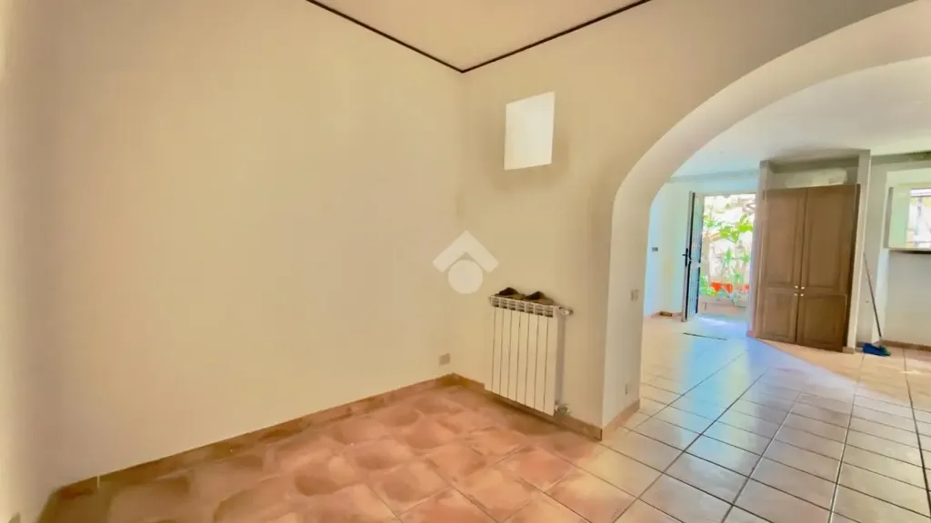 Esik - Bright Studio with Potential for Conversion in Castelnuovo di Porto