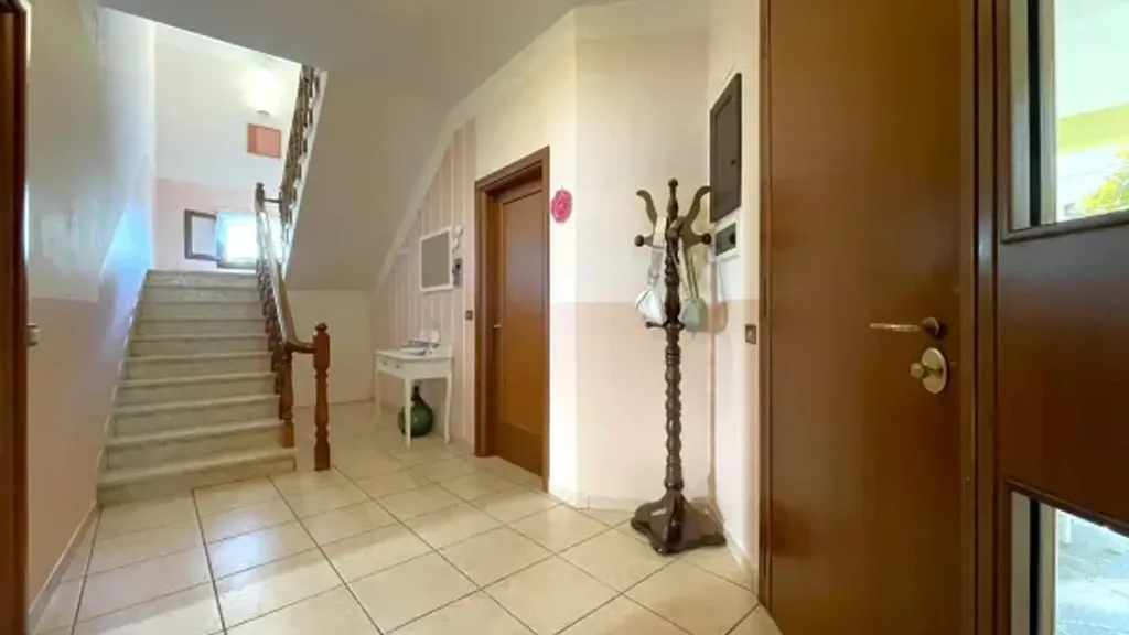 Esik - Rear-Access Villa with Garden in Soliera
