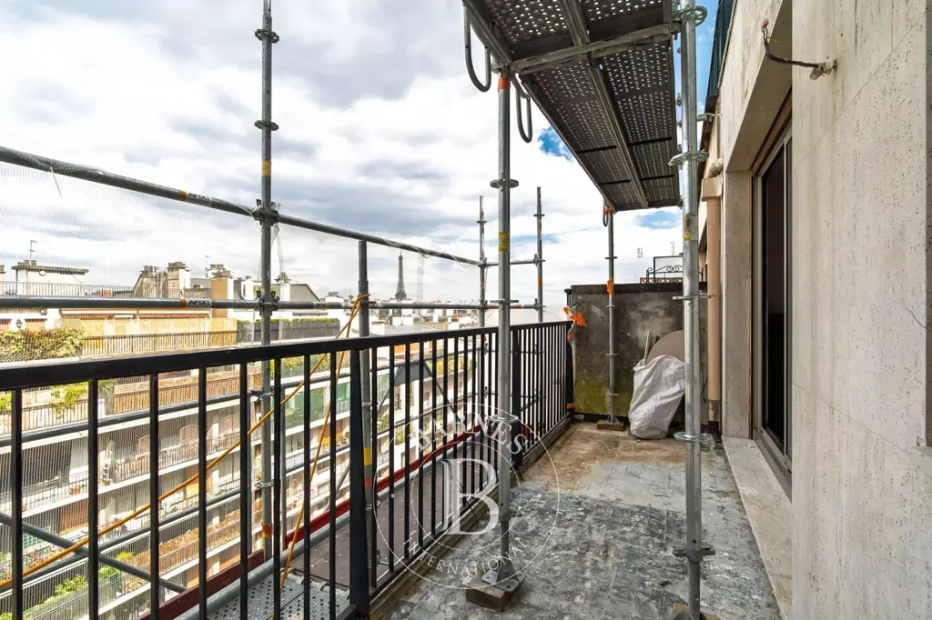 Rõdu - Dual Aspect Flat with Balcony in Paris 16th