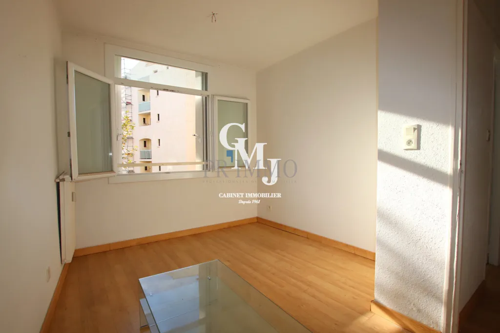 Rooms - Renovated Flat with Central Location in Saint-Raphaël