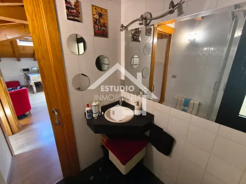 Bathrooms - Modern Loft with Wood Beams in Logroño