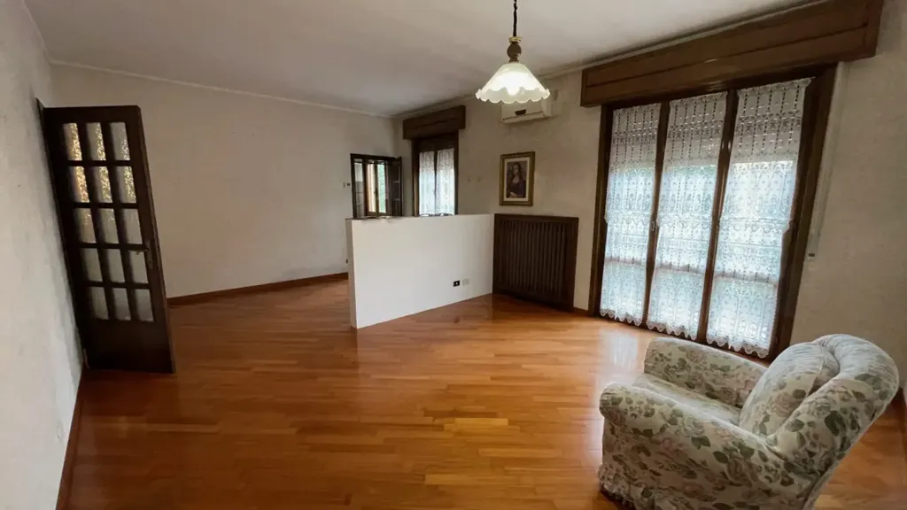 Elutuba - Spacious Apartment with Balcony in Suzzara