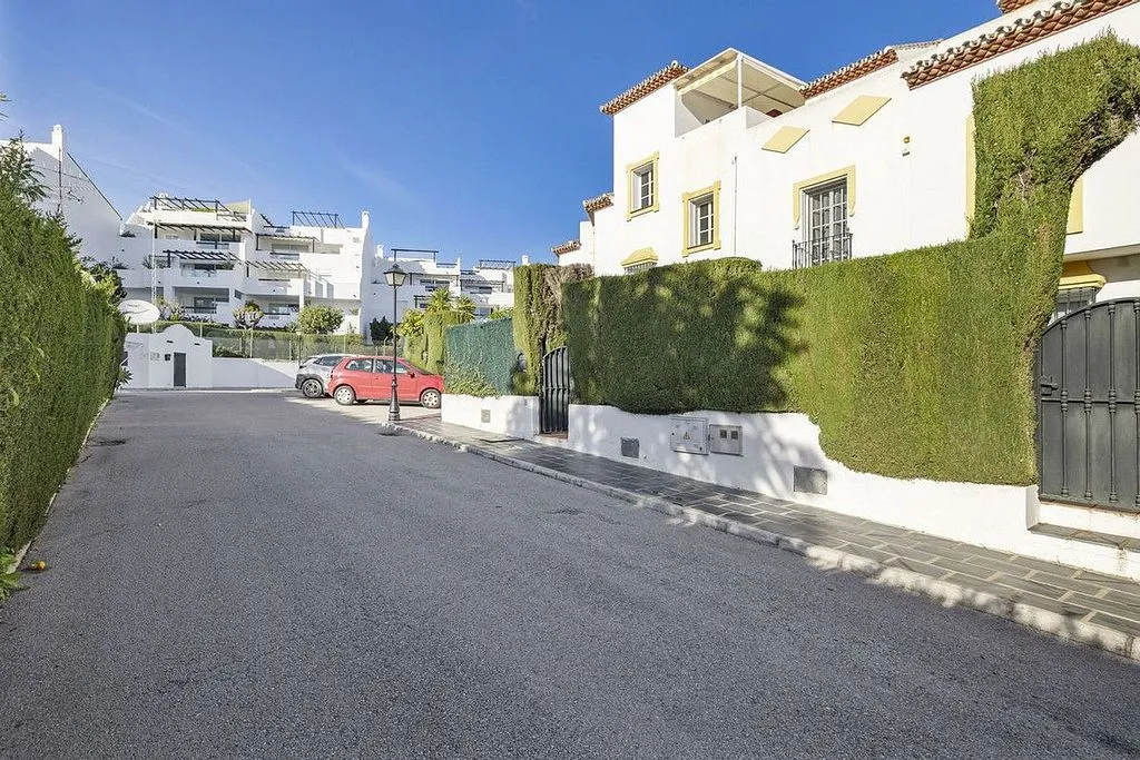 Exterior - Semi-Detached House with Pool in Bel Air