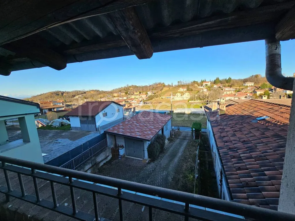Balcon - Rustic House with Two Apartments in Sommariva Perno