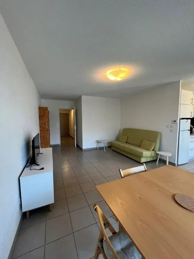Séjour - Appartement Meublé avec Balcon et Garages à Proximité de Grand Clément
