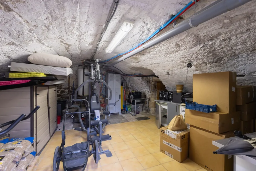 Pièces - Maison de Hameau Rénovée avec Caves à Privas